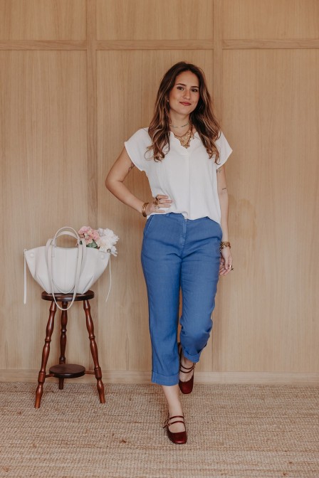 Femme avec un pantalon. Femme avec un pantalon.