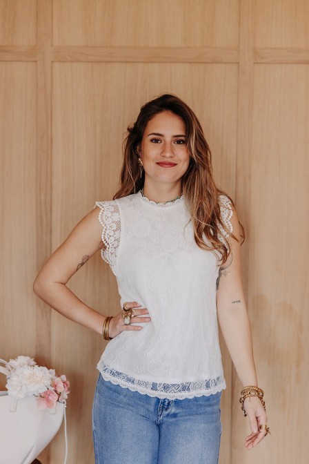 Femme avec un top. Femme avec un top.