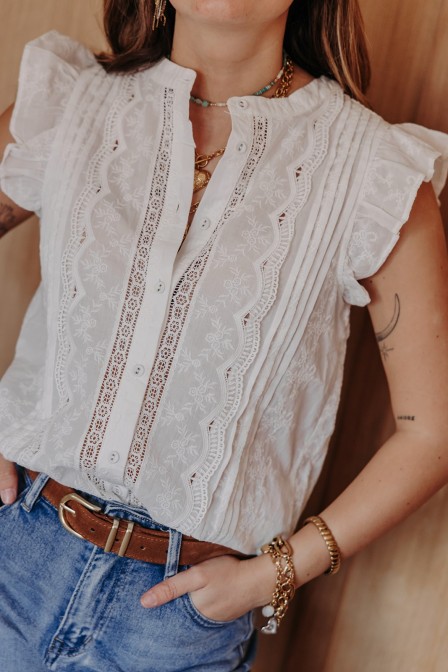 Femme avec une blouse brodée. Femme avec une blouse brodée.