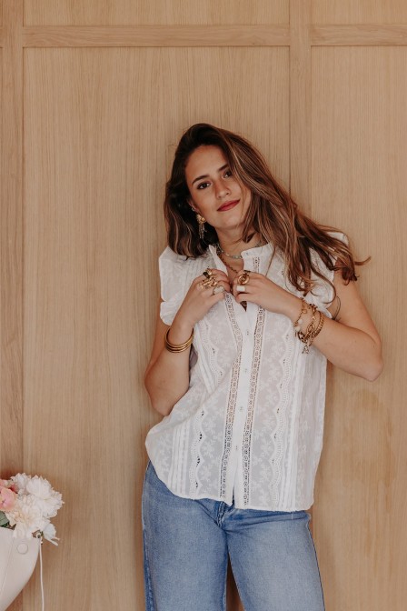 Femme avec une blouse brodée. Femme avec une blouse brodée.
