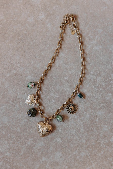 Collier posé. Collier posé.