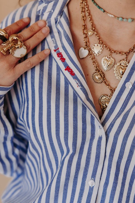 Femme avec une chemise. Femme avec une chemise.