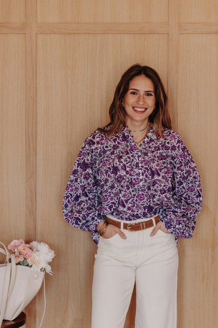 Femme avec une blouse. Femme avec une blouse.