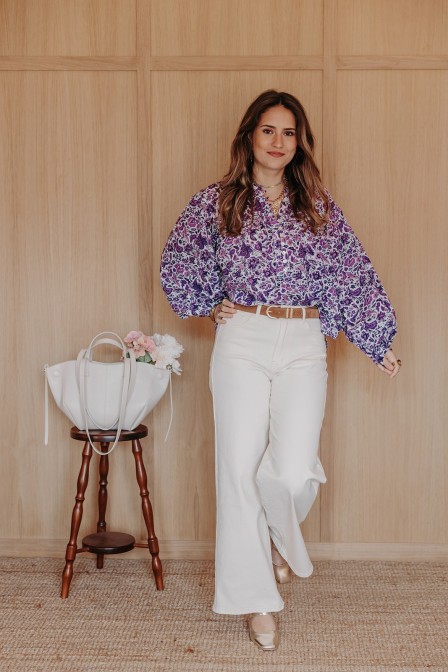 Femme avec une blouse. Femme avec une blouse.