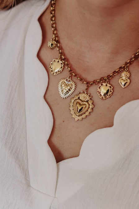 Femme avec un collier breloques. Femme avec un collier breloques.