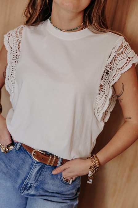Zoom sur le t-shirt porté. Zoom sur le t-shirt porté.