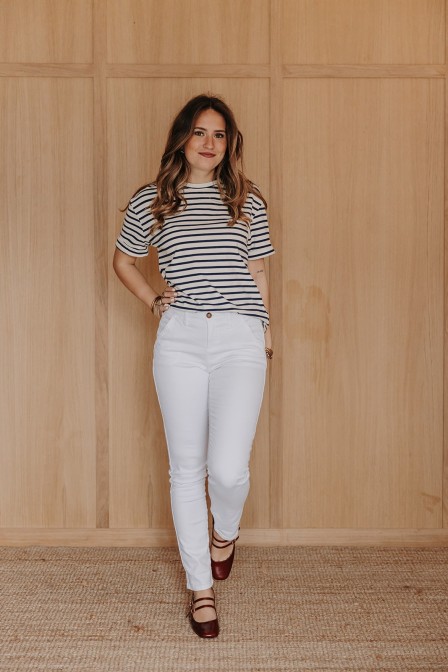 Femme avec un pantalon chino. Femme avec un pantalon chino.