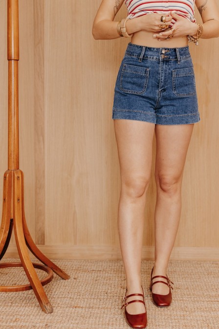 Zoom sur le short porté. Zoom sur le short porté.