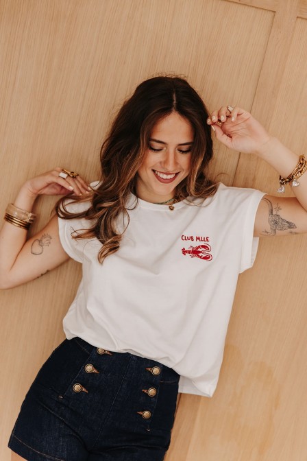 Femme avec un t-shirt. Femme avec un t-shirt.