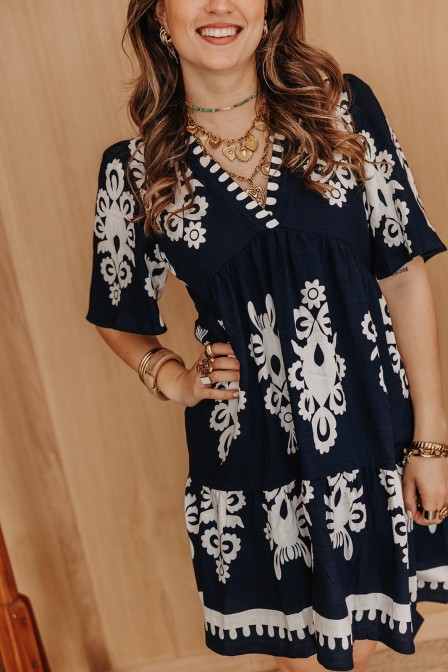 Femme avec une robe courte. Femme avec une robe courte.
