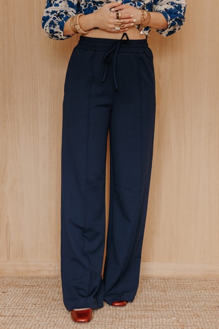 Femme avec un pantalon. Femme avec un pantalon.