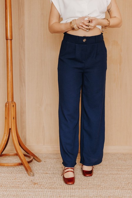 Femme avec un pantalon marine. Femme avec un pantalon marine.
