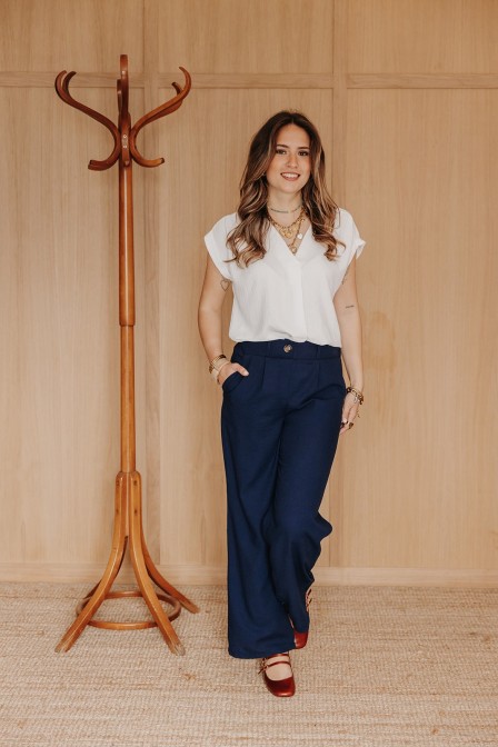 Femme avec un pantalon marine. Femme avec un pantalon marine.