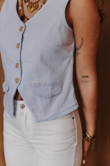 Femme avec une veste sans manches. Femme avec une veste sans manches.
