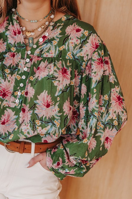 Femme avec une blouse. Femme avec une blouse.