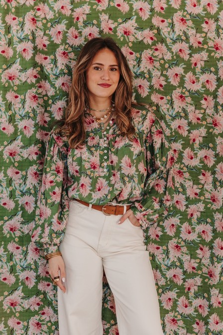 Femme avec une blouse. Femme avec une blouse.