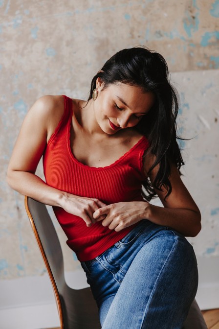 Femme avec un top rouge. Femme avec un top rouge.