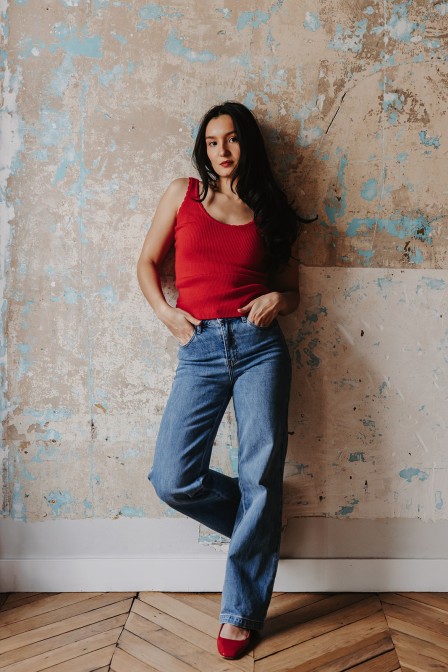 Femme avec un top rouge. Femme avec un top rouge.