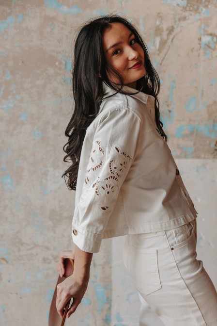 Femme avec une veste. Femme avec une veste.