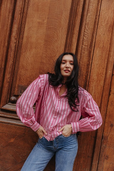 Femme avec une chemise. Femme avec une chemise.