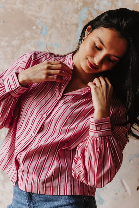 Femme avec une chemise. Femme avec une chemise.