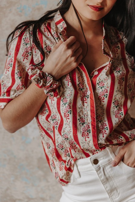 Femme avec une chemise imprimée. Femme avec une chemise imprimée.