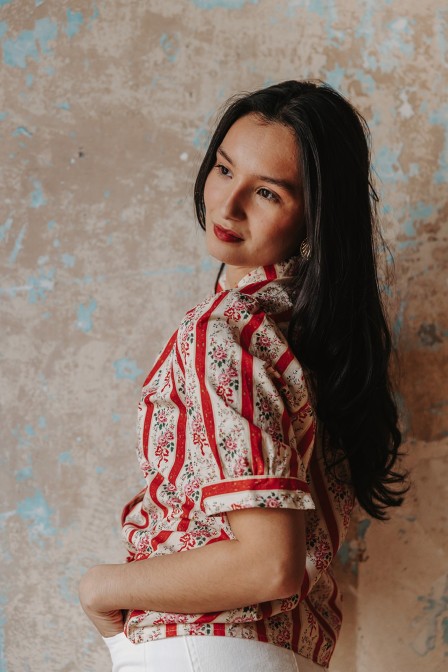 Femme avec une chemise imprimée. Femme avec une chemise imprimée.
