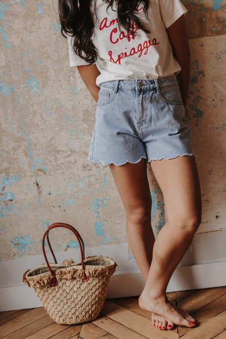 Femme avec un short. Femme avec un short.