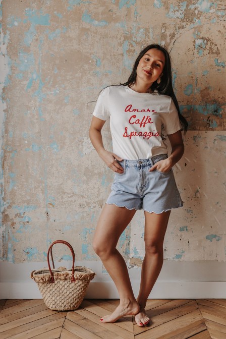 Femme avec un short. Femme avec un short.
