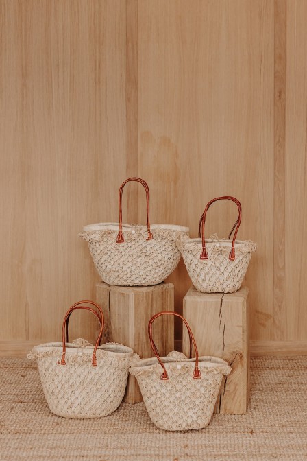 Femme qui tient un panier.