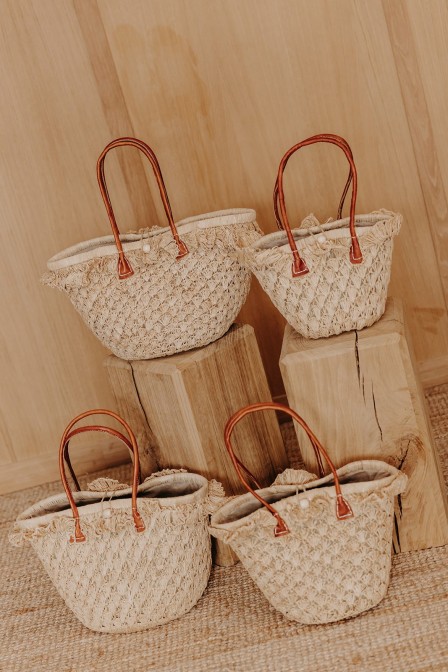 Femme qui tient un panier.