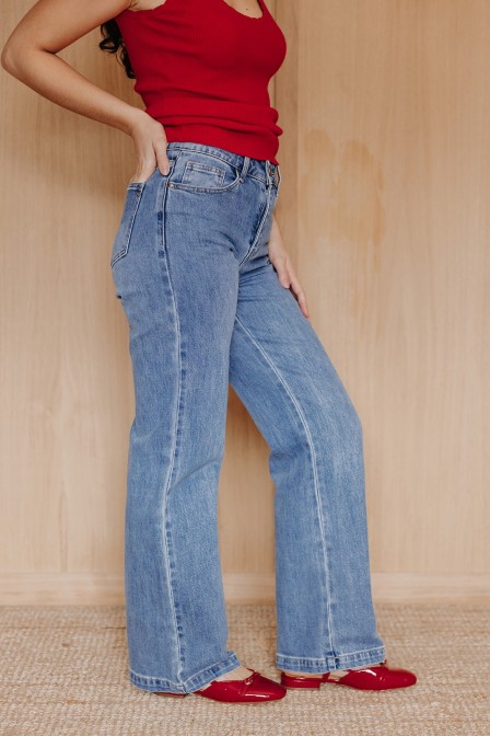 Femme avec un jean. Femme avec un jean.