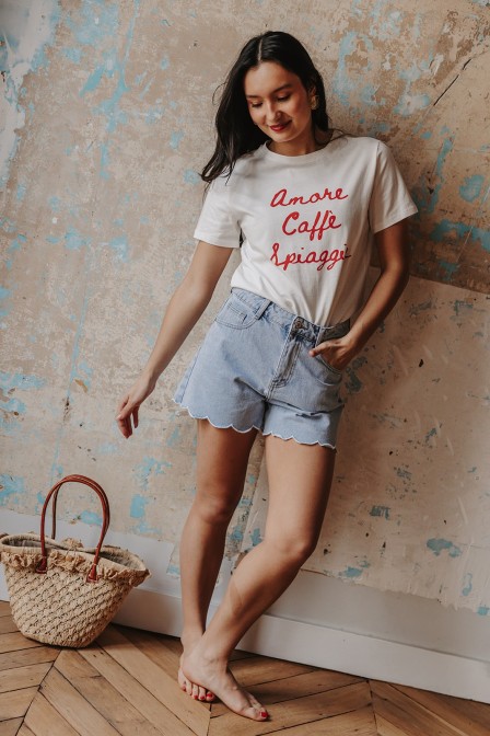Femme avec un t-shirt. Femme avec un t-shirt.