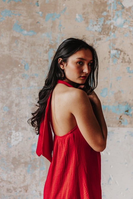 Femme avec une robe rouge. Femme avec une robe rouge.