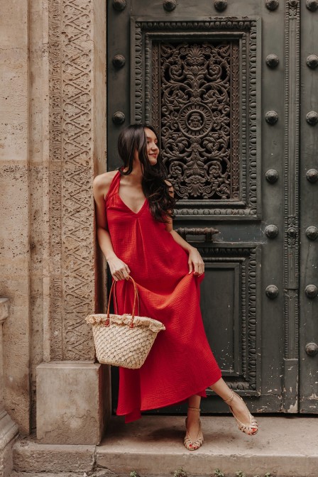 Femme avec une robe rouge. Femme avec une robe rouge.