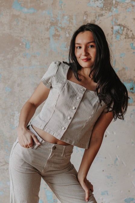 Femme avec une chemise rayée. Femme avec une chemise rayée.