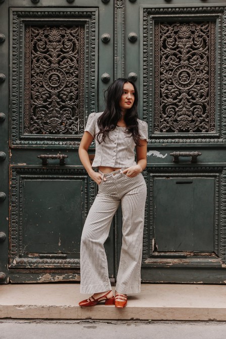 Femme avec un ensemble rayé. Femme avec un ensemble rayé.
