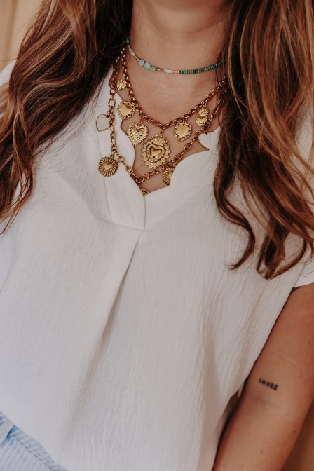 Femme avec un collier breloques. Femme avec un collier breloques.