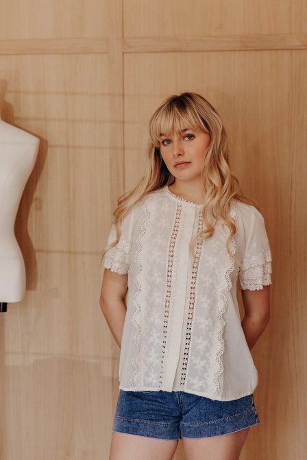 Femme avec une chemise. Femme avec une chemise.