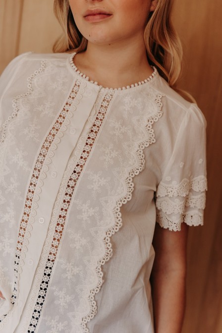 Femme avec une chemise. Femme avec une chemise.