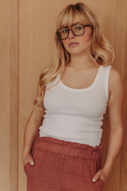 Femme avec un débardeur blanc. Femme avec un débardeur blanc.