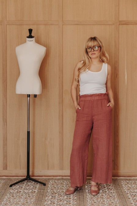 Femme avec un pantalon. Femme avec un pantalon.