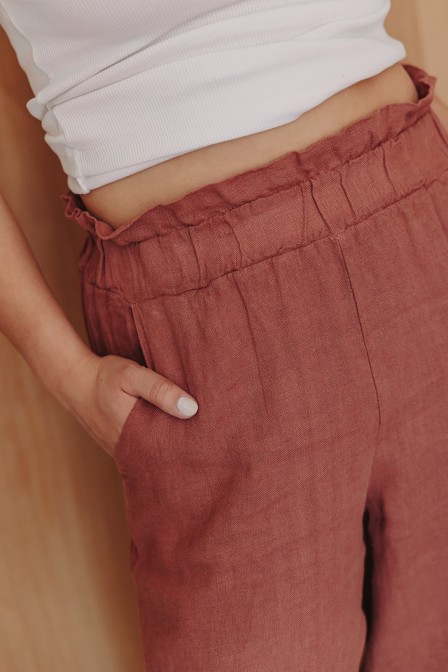 Femme avec un pantalon. Femme avec un pantalon.