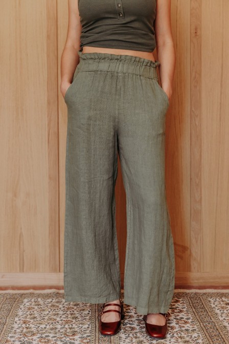Femme avec un pantalon. Femme avec un pantalon.