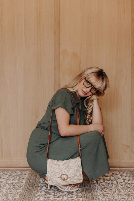 Femme qui tient un sac. Femme qui tient un sac.