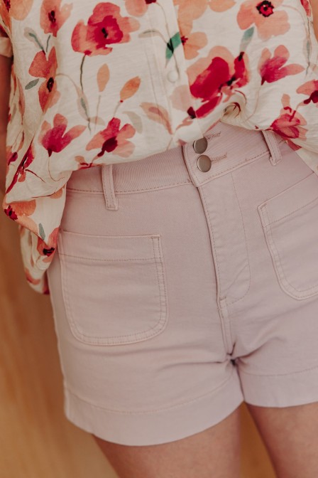 Femme avec un short. Femme avec un short.