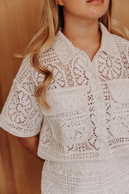 Zoom sur la chemise portée. Zoom sur la chemise portée.