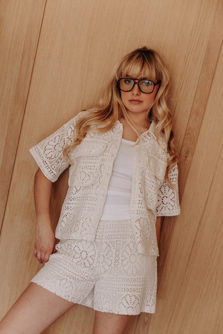 Zoom sur la chemise portée. Zoom sur la chemise portée.