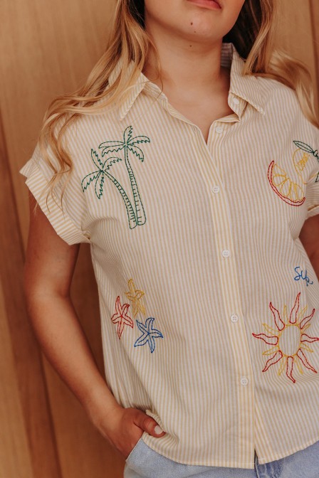 Zoom sur la chemise portée. Zoom sur la chemise portée.