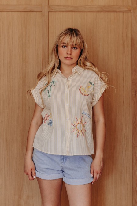 Zoom sur la chemise portée. Zoom sur la chemise portée.